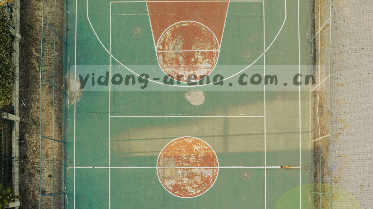 多段比赛片段的抽象缩略网格，荧光绿播放标记点缀其间